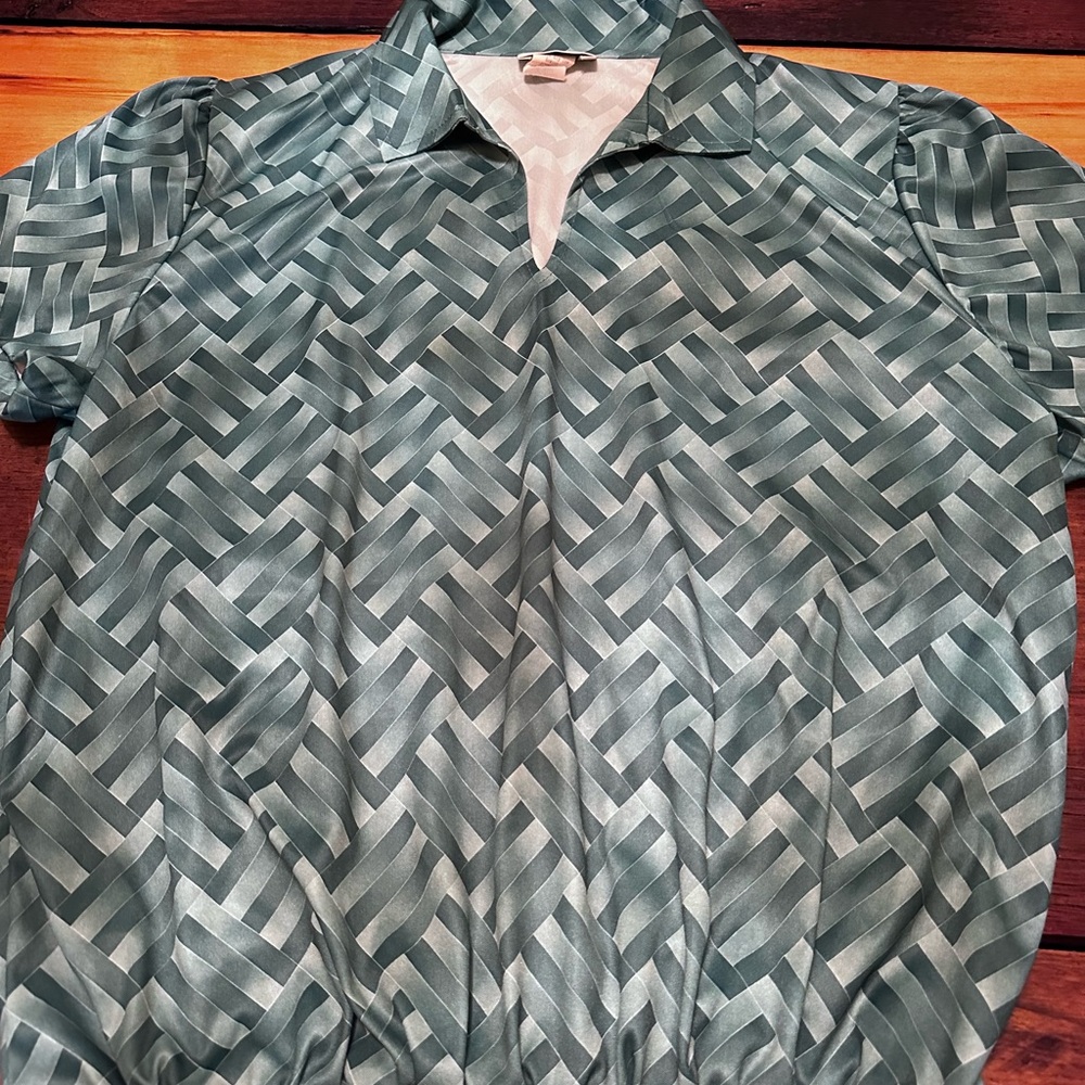 Women’s XL Short Sleeve Green Pattern Top, Elastic waist, V-Neck, Collar Vintage
